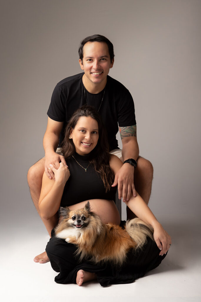 Fotógrafa de branding pessoal com casal grávido e cachorro.