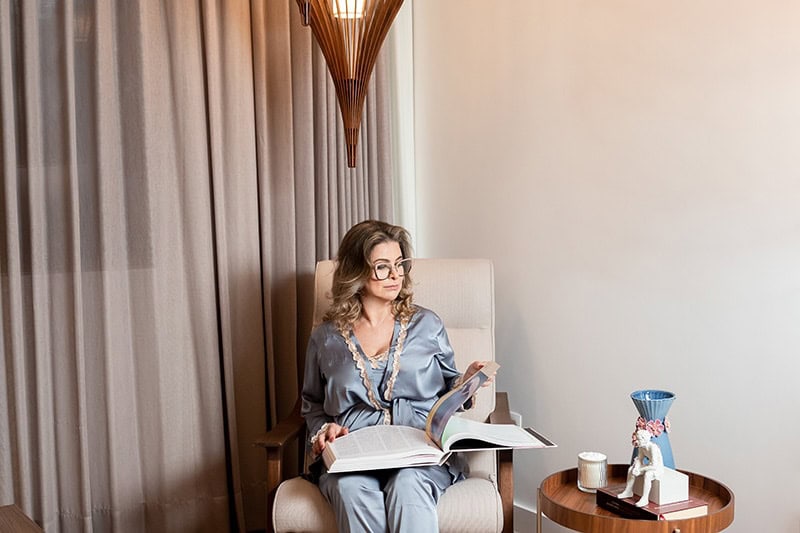 Dentista lendo e se atualizando profissionalmente, rotina de estudo constante em Betim