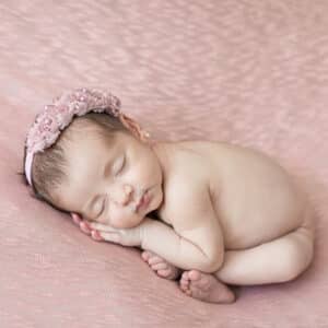 Read more about the article Tem risco fazer um Ensaio Newborn Caseiro? Tem Risco