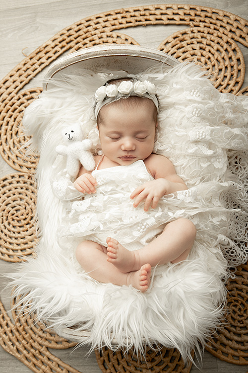 ensaio newborn menina feito em estudio