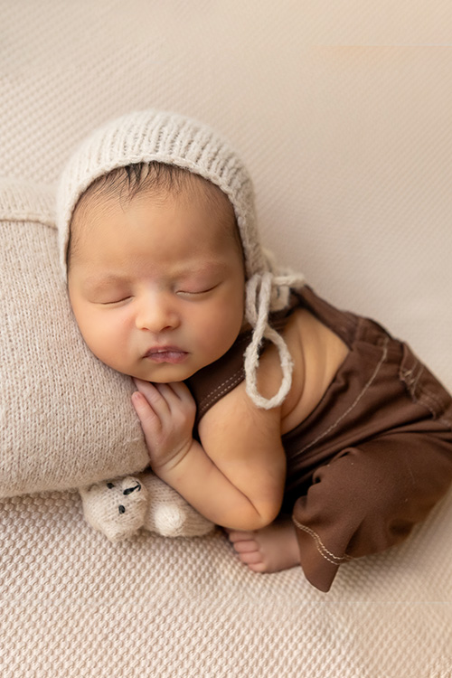 ensaio newborn menino feito em estudio