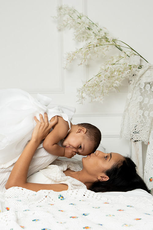 mãe e filha na cama branca ensaio dia das mães estúdio betim