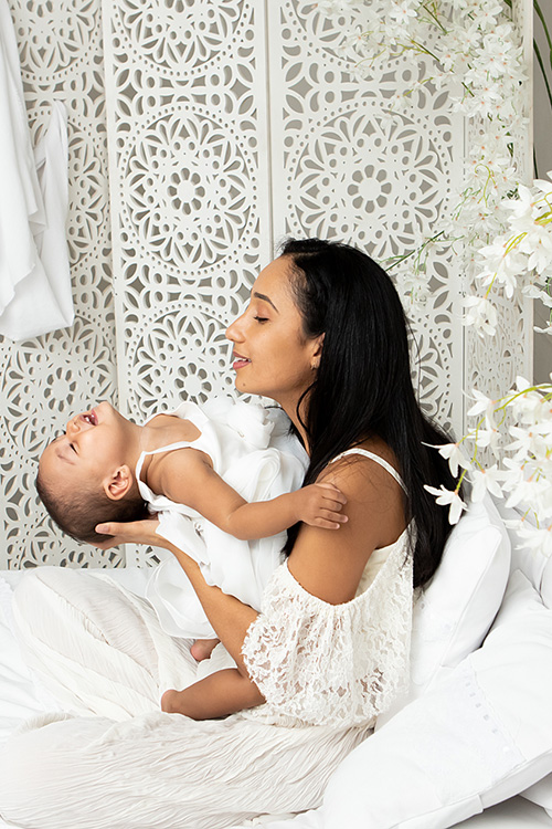 mãe e filha sorrindo cenário branco ensaio dia das mães betim