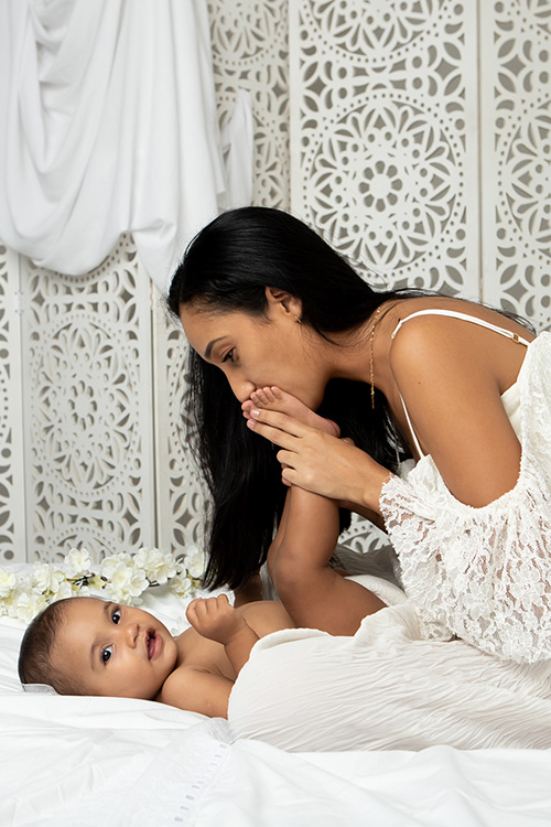 ensaio fotográfico dia das mães betim mãe e filho cenário flores brancas