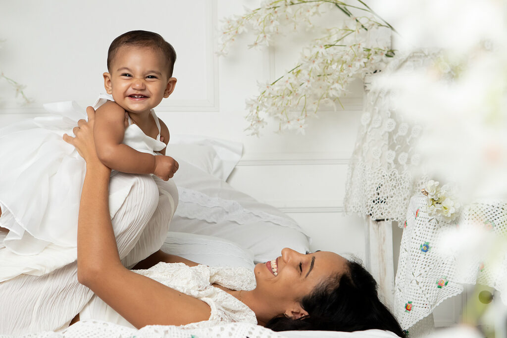 ensaio dia das mães betim momento real mãe e filha na cama brincando estudio betim