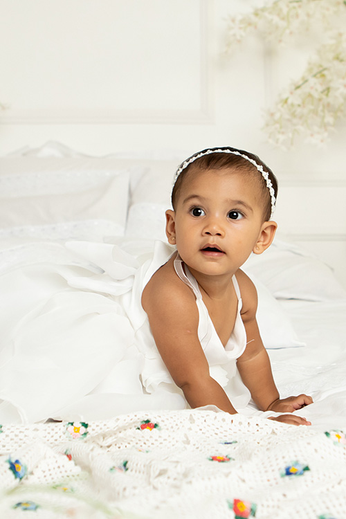 ensaio dia das mãe, a criança bebe sozinha na foto no estudio em betim contagem bh