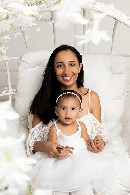 ensaio fotográfico mãe e criança pequena fundo branco betim dia das mães bh contagem