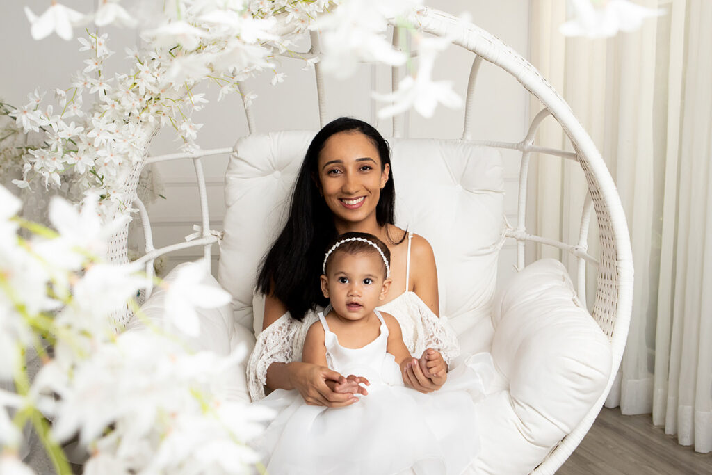 ensaio dia das mães cenário alvorecer mãe segurando bebê estúdio betim