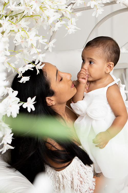 mãe sorrindo com bebê no colo coleção alvorecer ensaio dia das maes betim bh contagem