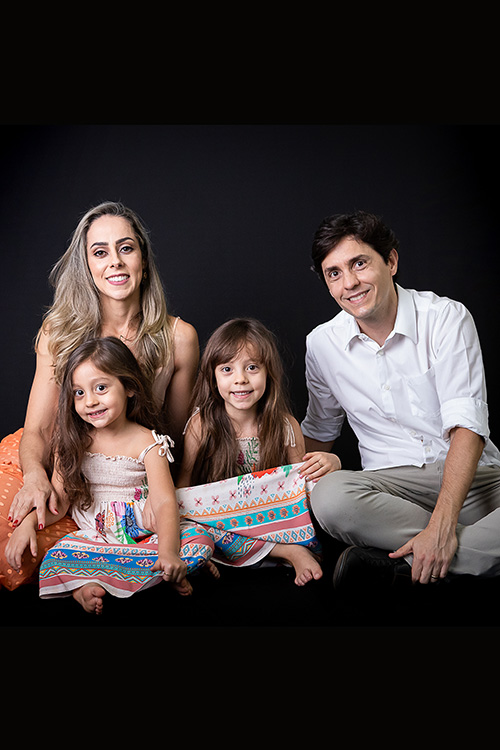 ensaio dia das mães betim fundo preto mãe sorrindo com filhos e familia