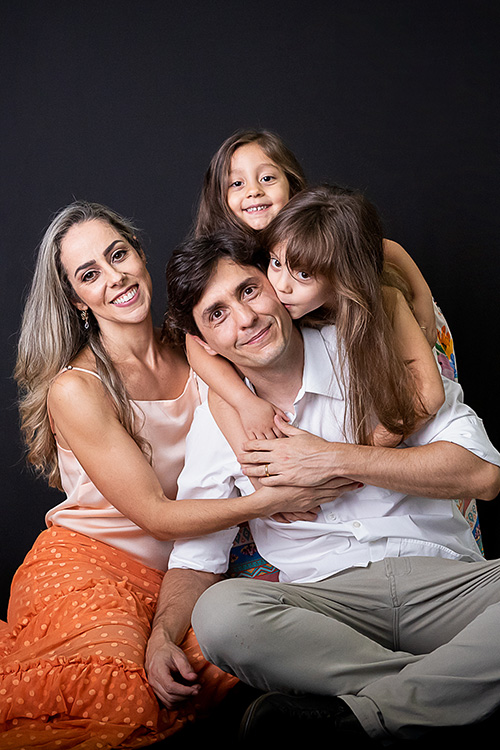 ensaio dia das mães fundo preto mãe e filha estúdio betim