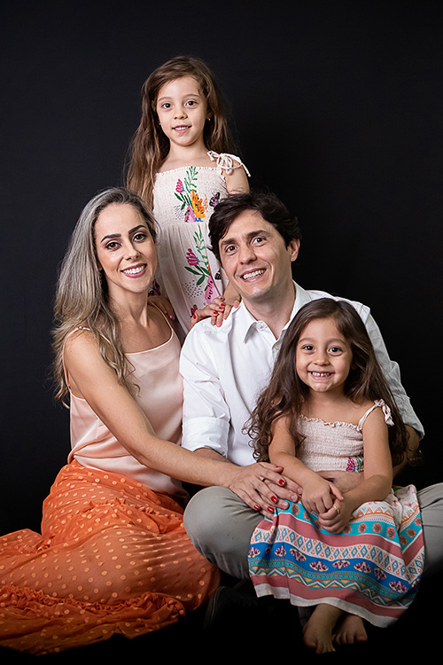 mãe com filhos maiores fundo preto ensaio dia das mães betim