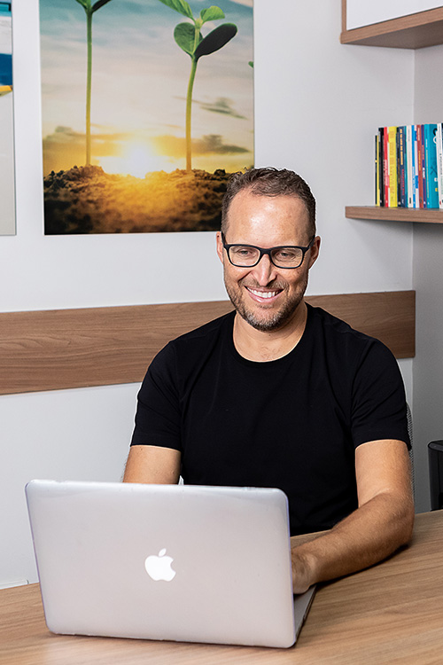 ensaio masculino profissional financeiro no computador