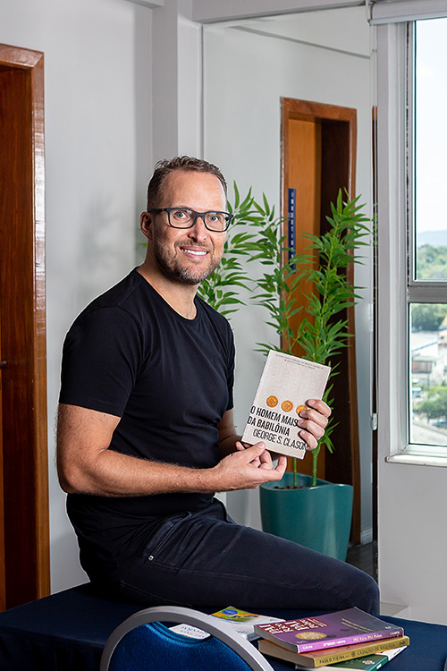 ensaio masculino profissional financeiro com livro