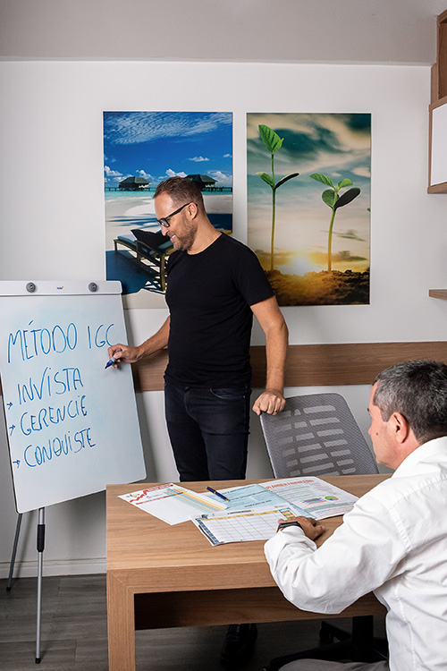 ensaio masculino profissional financeiro com um clinte