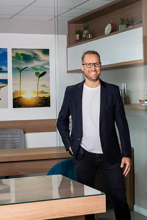 ensaio masculino profissional financeiro mostrando sala