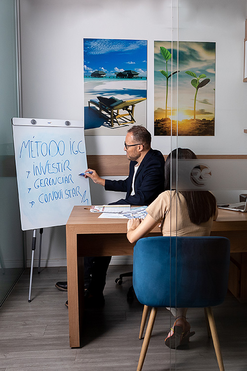 ensaio masculino profissional financeiro apresentando cliente