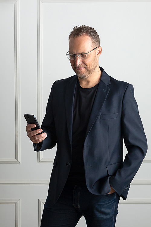 ensaio masculino profissional financeiro no estudio com celular