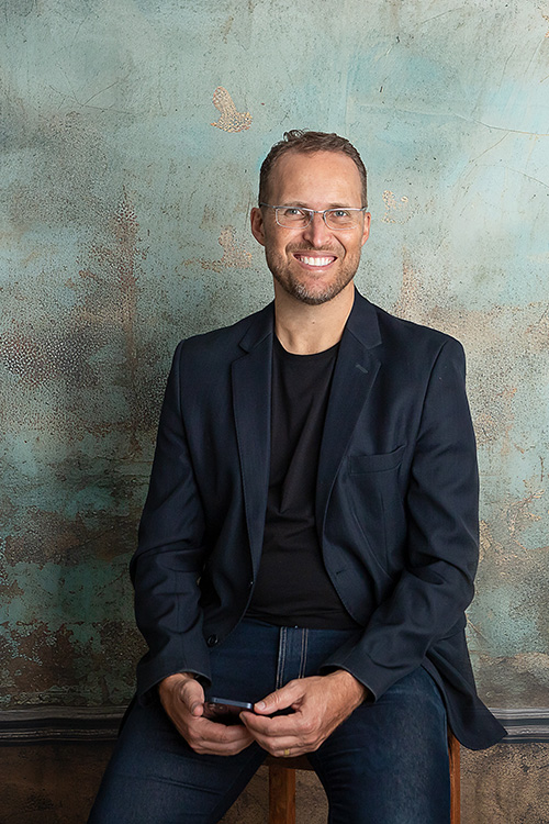 ensaio masculino profissional financeiro no estudio no banco