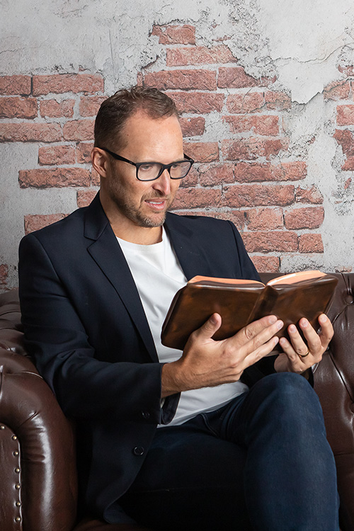 ensaio masculino profissional financeiro no estudio biblia