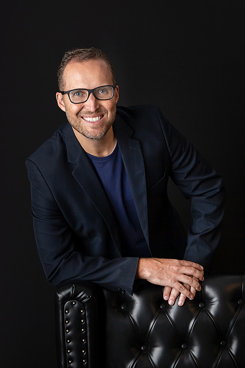 ensaio masculino profissional financeiro no estudio sentado