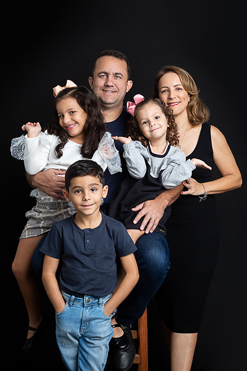ensaio família fundo preto dia das mães estúdio betim pais e filhos
