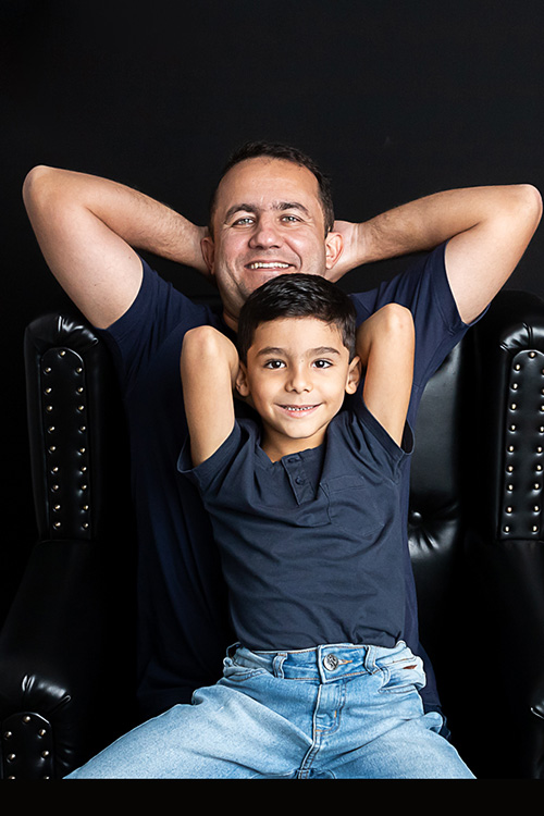 pai abraçando filhos cenário preto ensaio dia das mães betim cristiana freitas