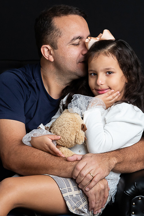 pai abraçando filhos cenário preto ensaio dia das mães betim cristiana freitas