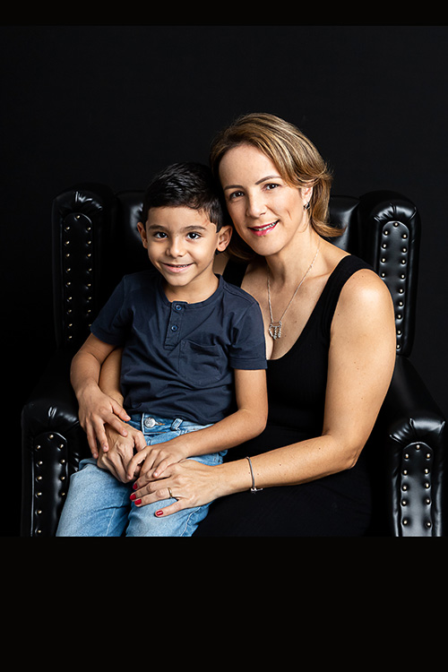 mãe abraçando filhos cenário preto ensaio dia das mães betim cristiana freitas