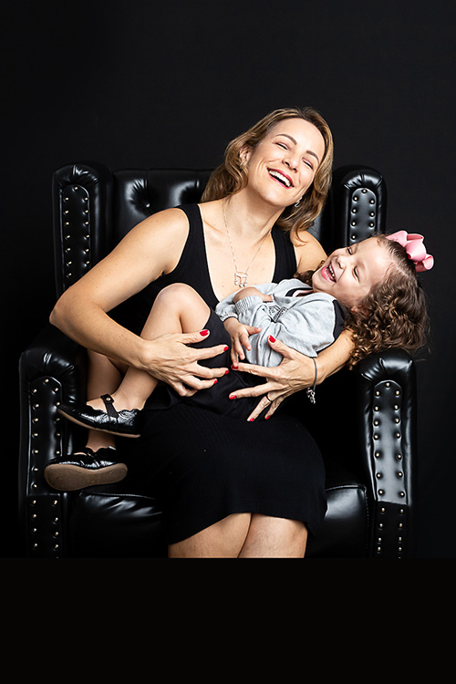 mãe abraçando filha menina cenário preto ensaio dia das mães betim cristiana freitas