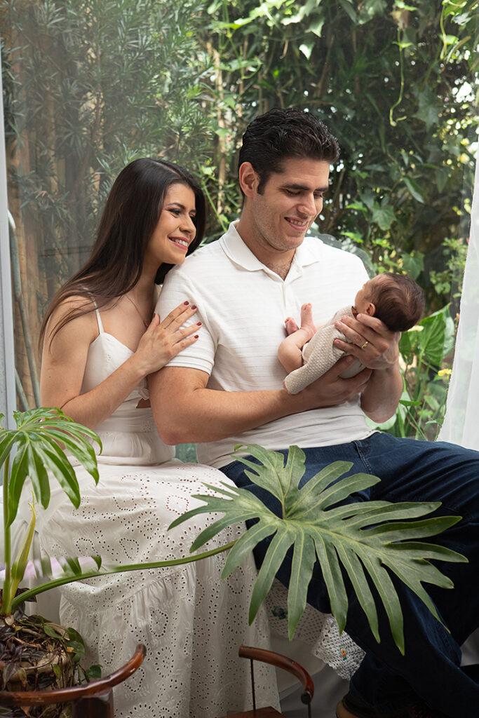 casal com o bebe no estudio fotografico newborn proximo de contagem
