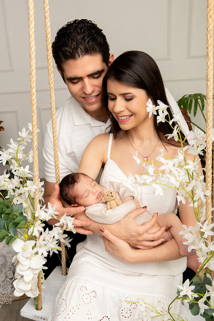 casal e bebe no estudio fotografico newborn proximo de contagem