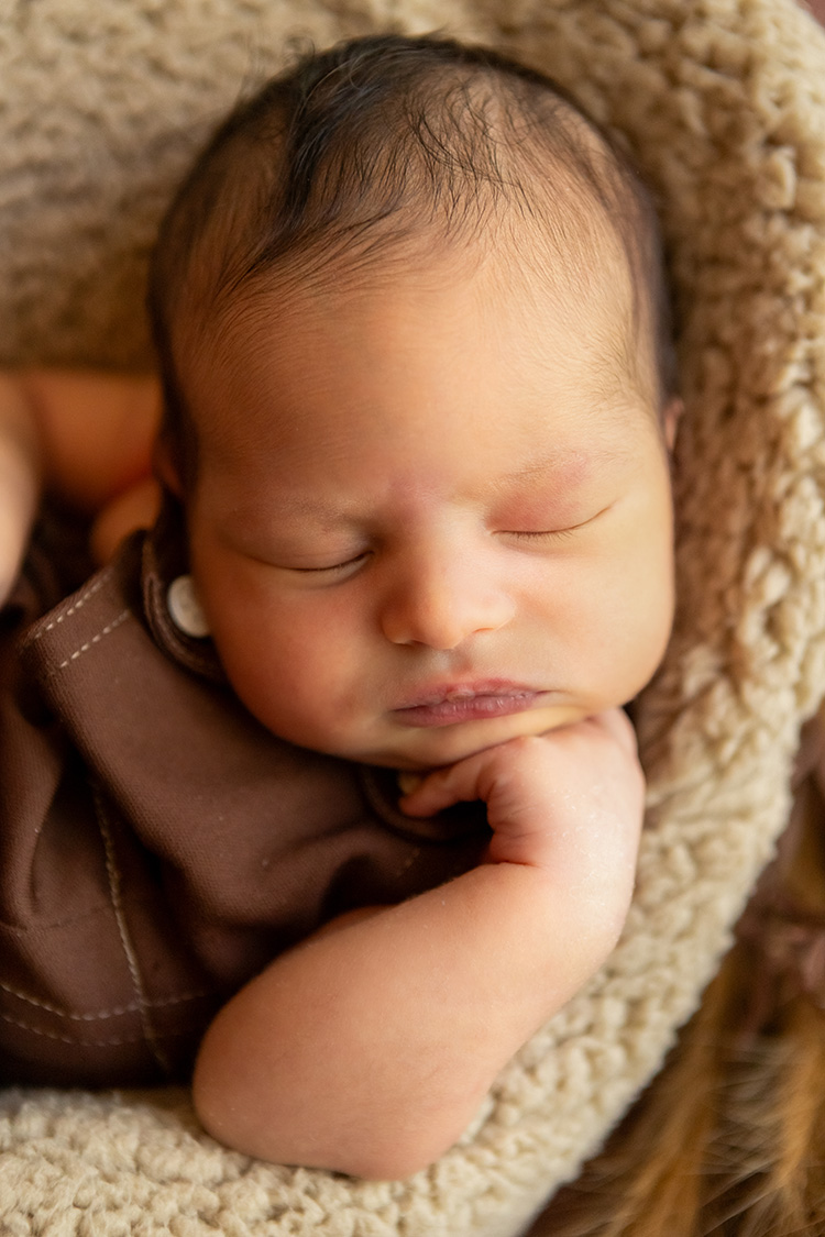 bebe newborn menino no sofa ensaio newborn de contagem