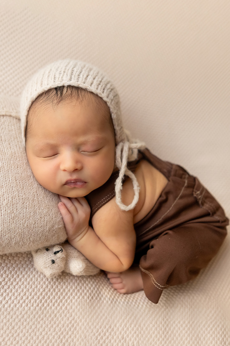 bebe newborn menino de toca, ensaio newborn de contagem