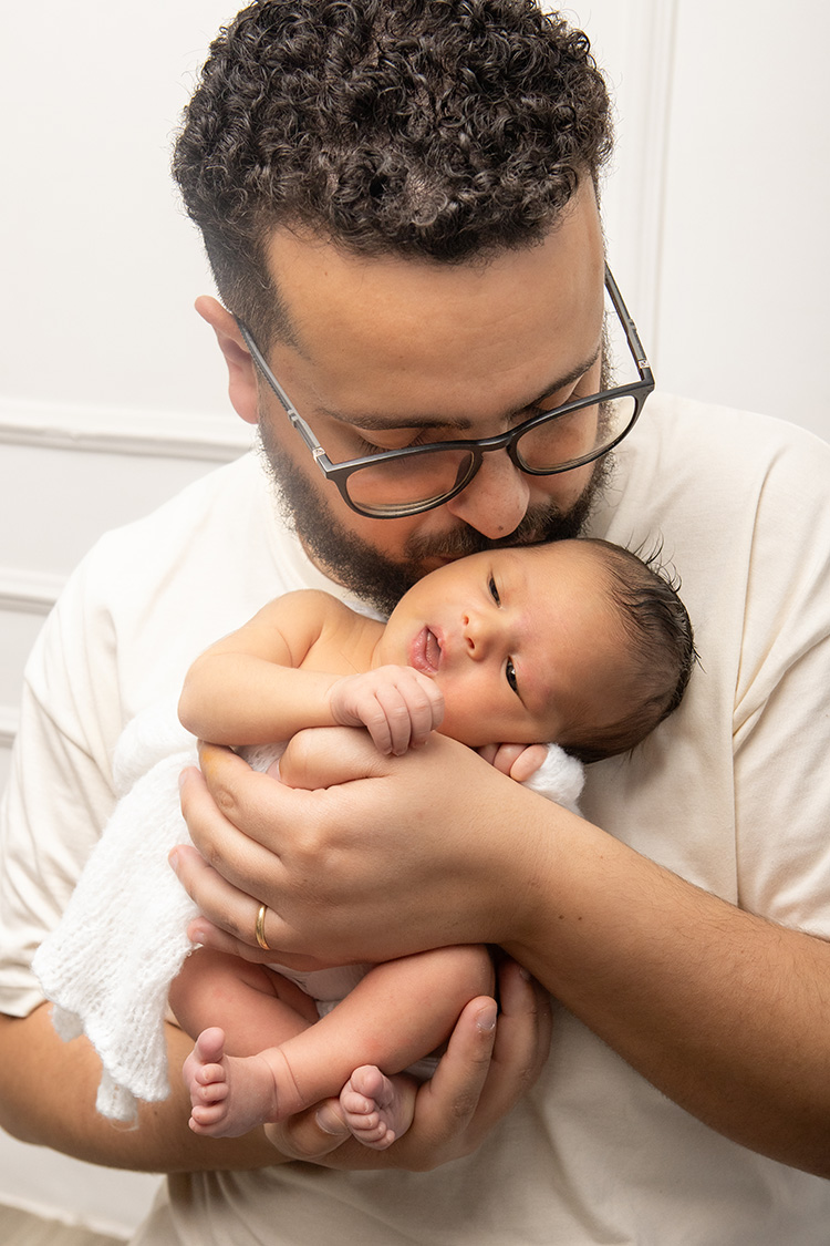 bebe newborn com o pai ensaio newborn de contagem
