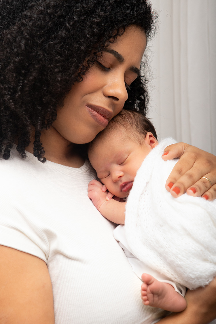 bebe newborn com a mãe ensaio newborn de contagem