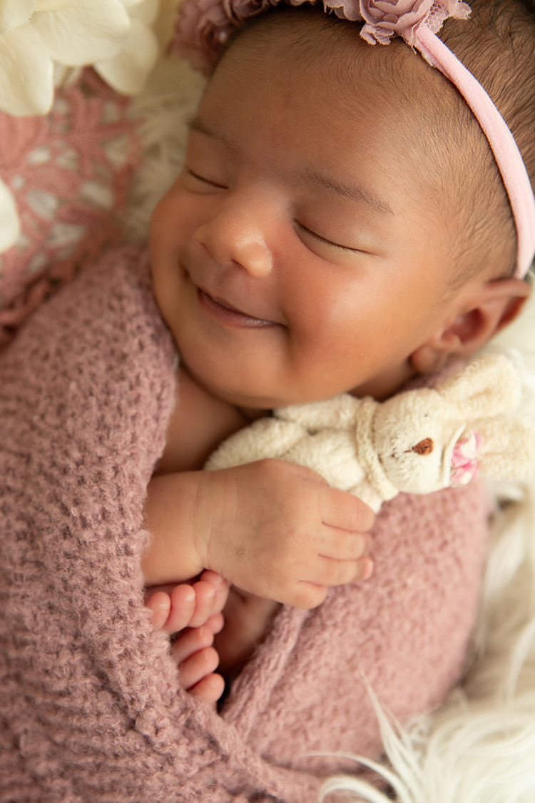 fotografia newborn menina de branco ensaio estudio cliente de contagem