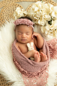 fotografia newborn menina de branco ensaio estudio cliente de contagem