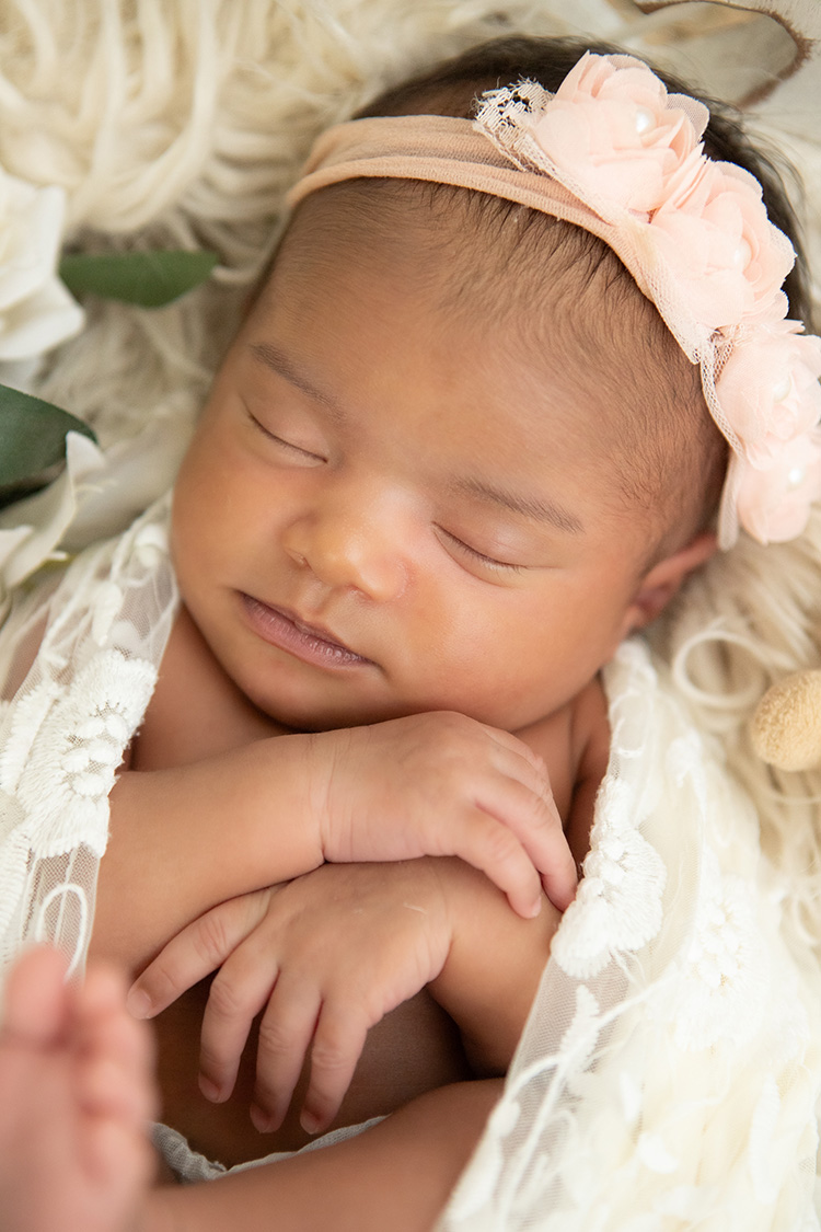 fotografia newborn menina de branco ensaio estudio cliente de contagem