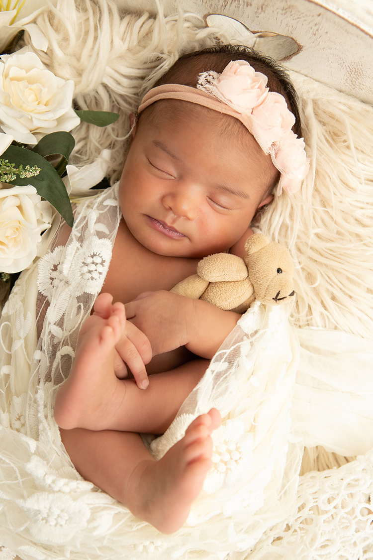 fotografia newborn menina de branco ensaio estudio cliente de contagem