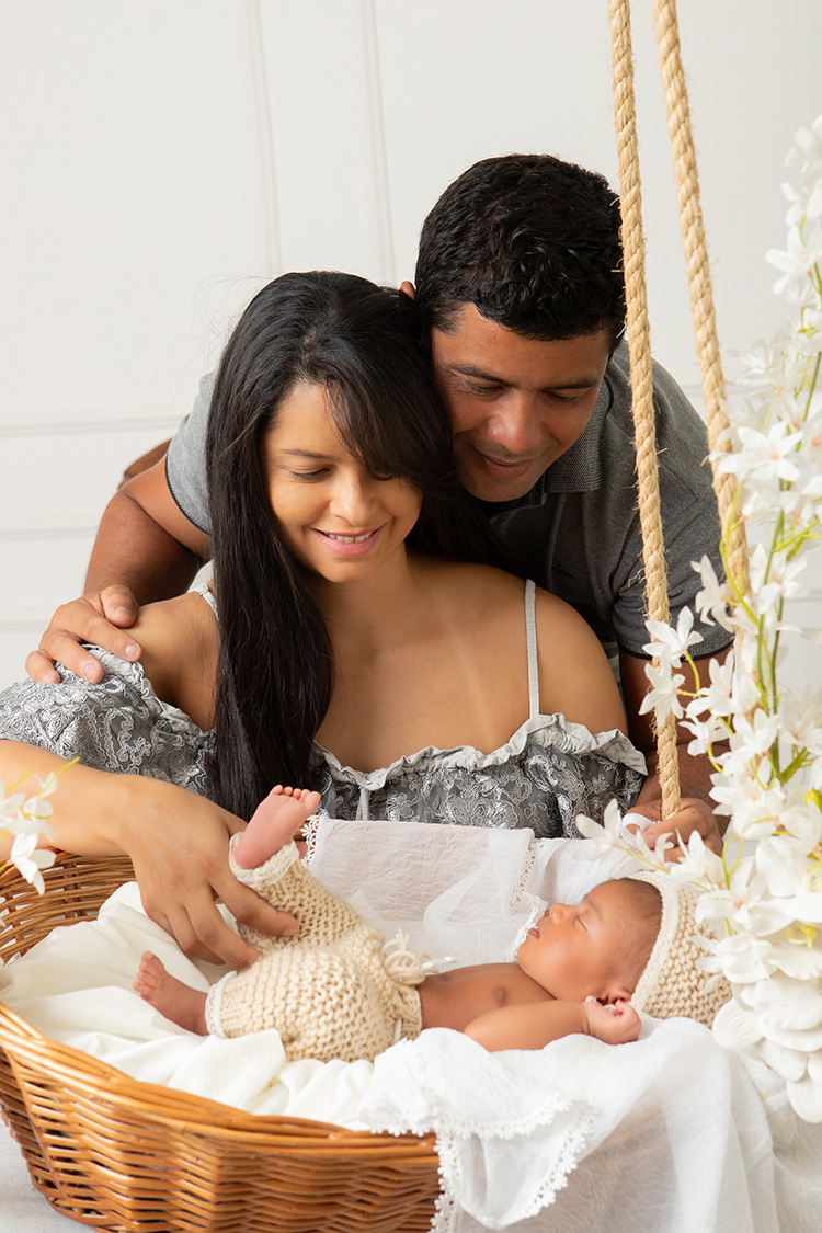 fotografia newborn familia menina de branco ensaio estudio contagem