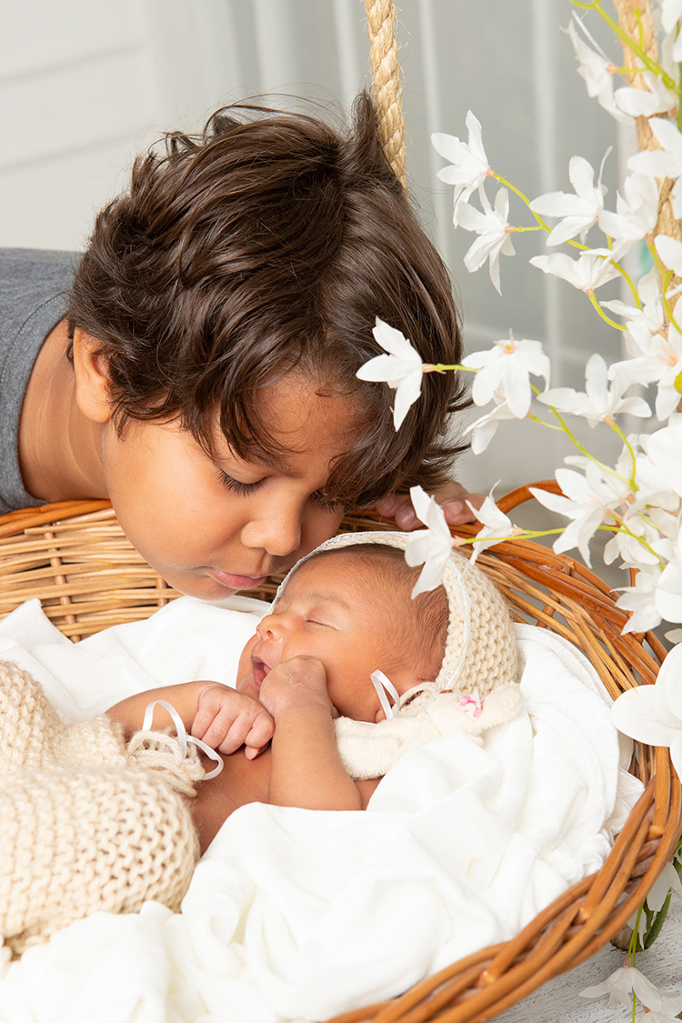 fotografia newborn familia menina de branco ensaio estudio contagem