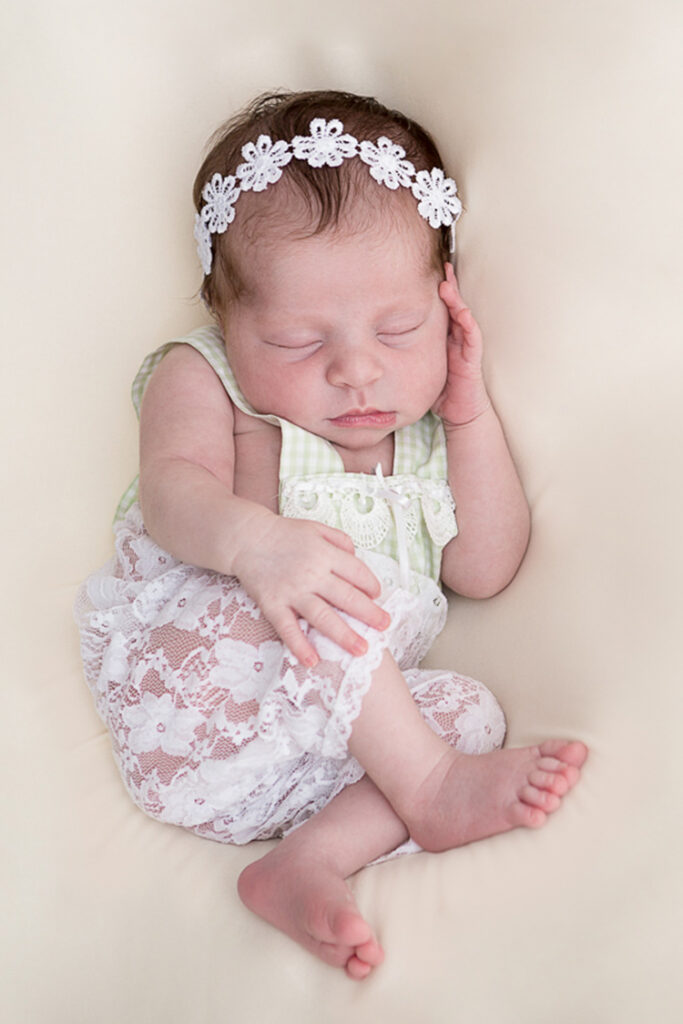 bebe menina em ensaio com fotografo newborn em ibirite
