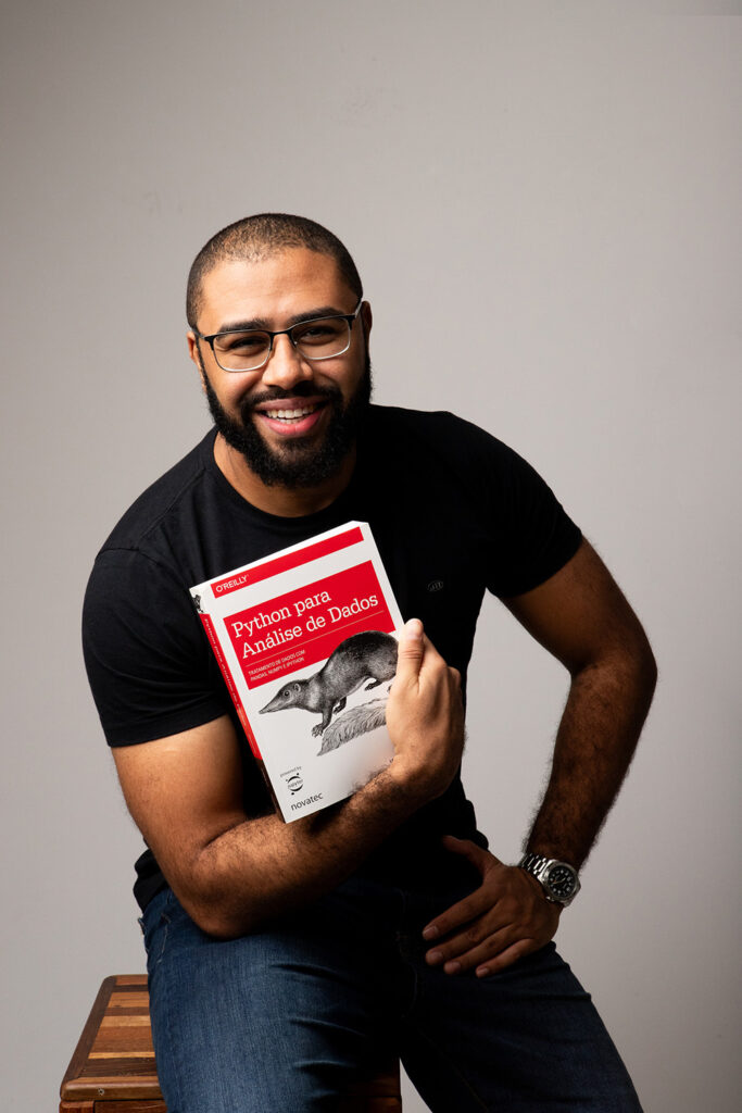 ensaio profissional personal branding homem TI segurando livro