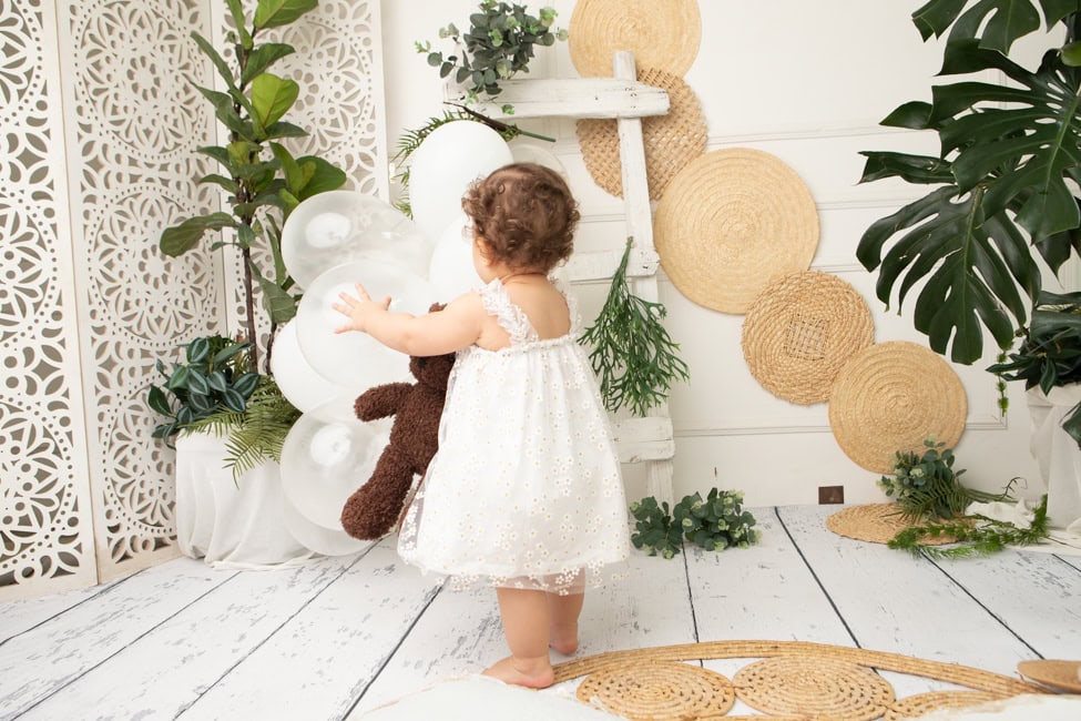 cenario de ensaio infantil de 1 ano de menina estilo boho
