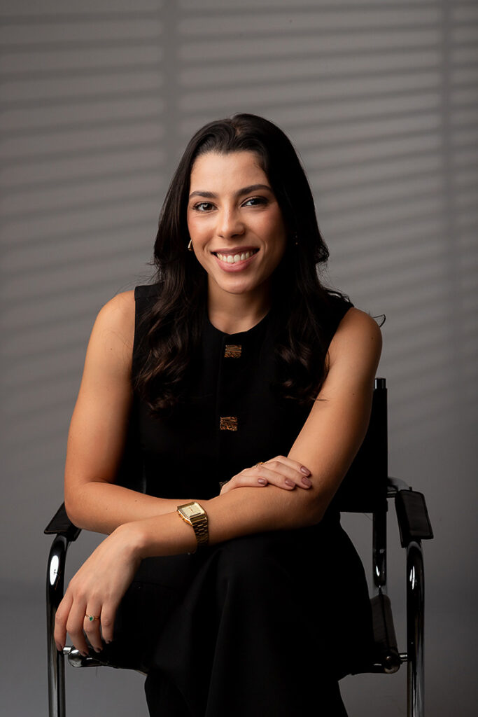 ensaio personal branding da medica sentada no estudio