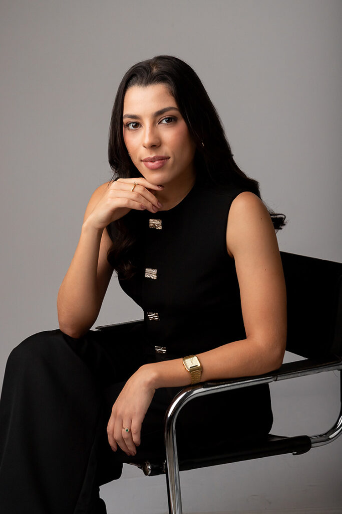 ensaio personal branding da medica sentada no estudio
