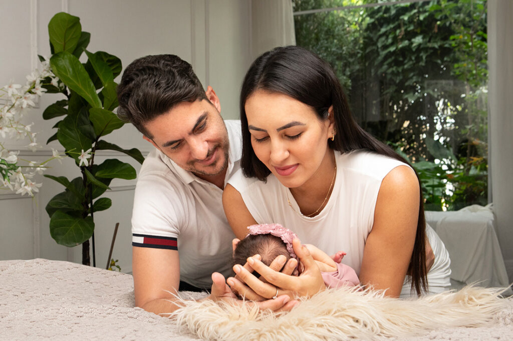 ensaio newborn com os pais da helena com 9 dias de vida no estudio cristiana freitas fotografia