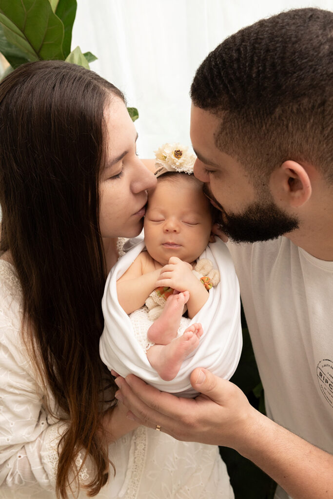 fotografia newborn da bebe clarice com 13 dias com os pais, newborn lifestyle