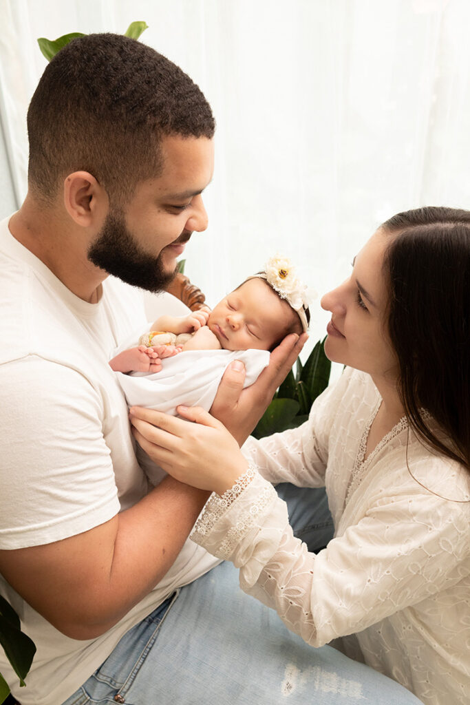 fotografia newborn da bebe clarice com 13 dias com os pais, newborn lifestyle